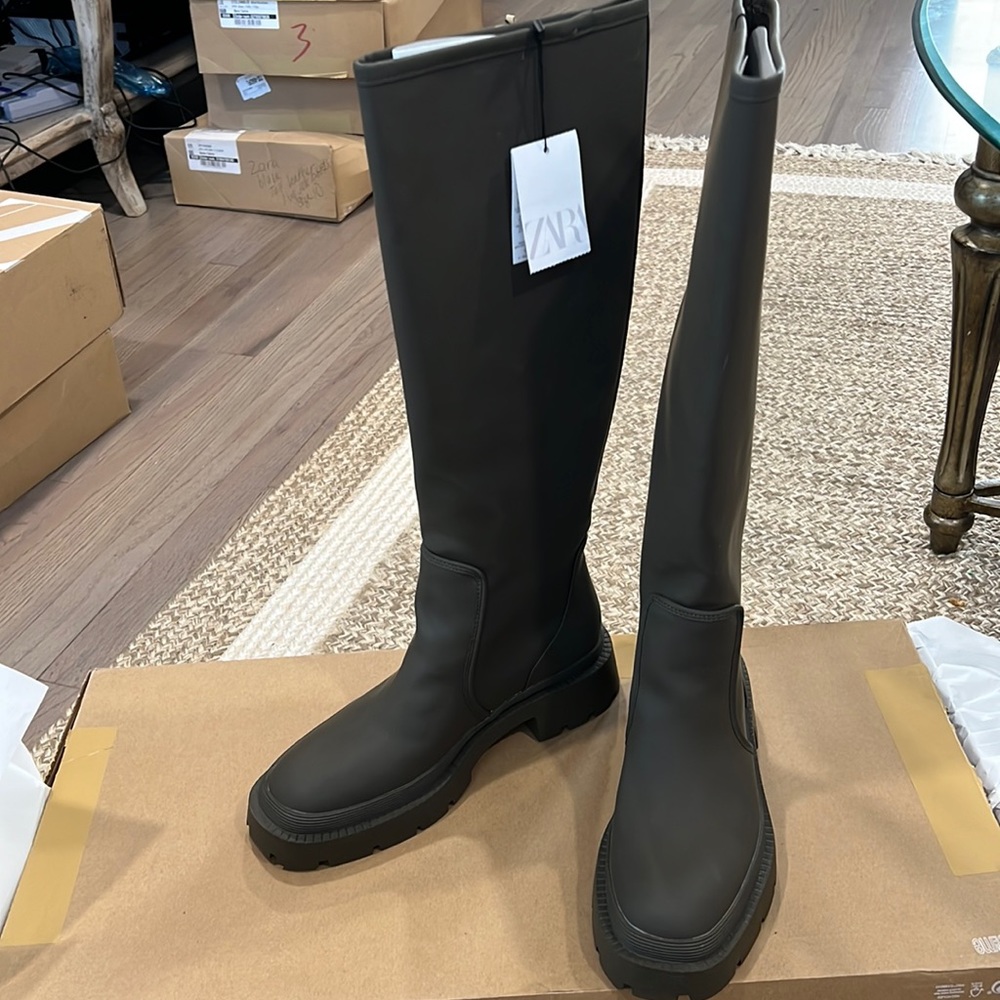 Zara bloggers fave khaki rubberized boots - Picture 4 of 16